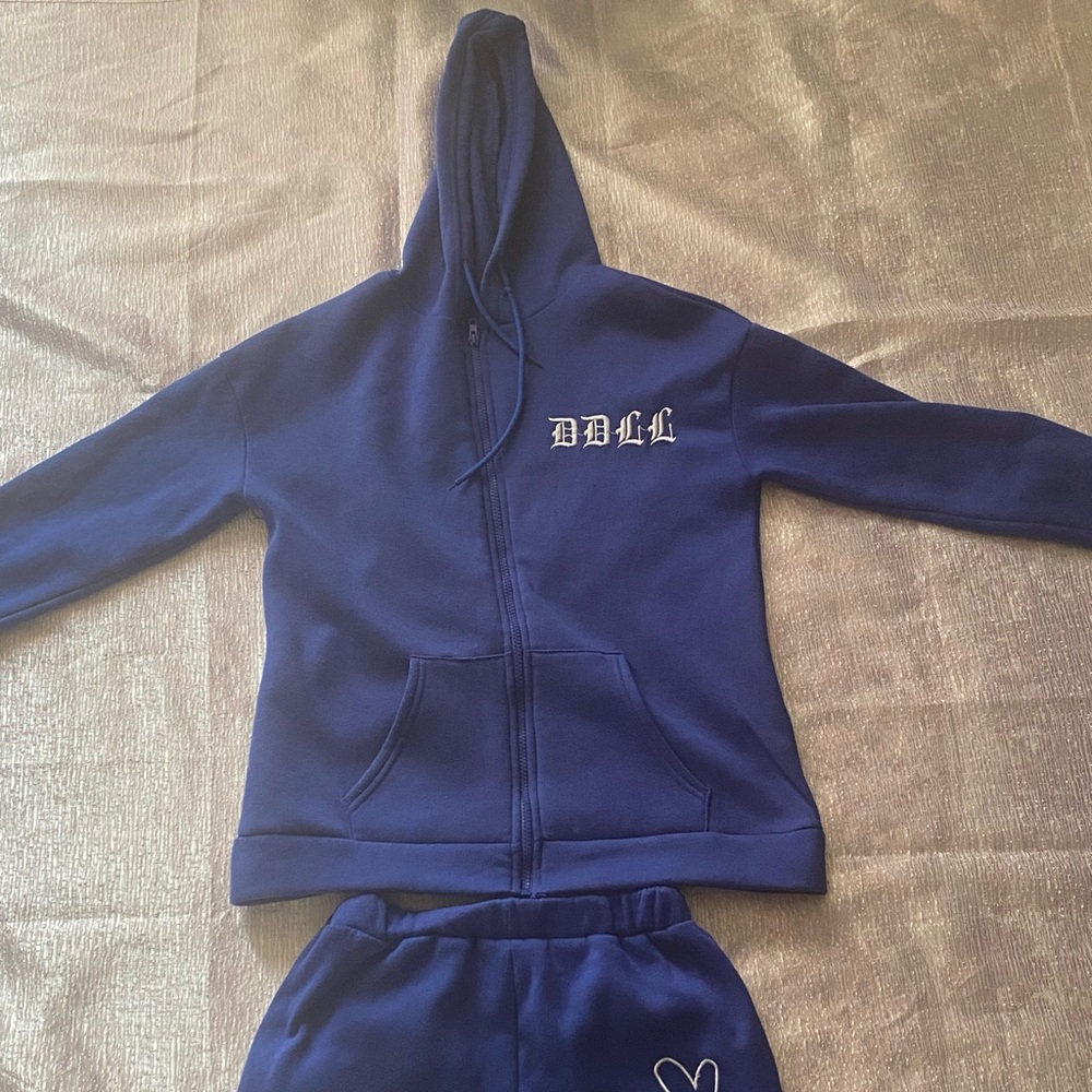 This was ordered from Jurlyshe in size small. The color is blue and white.
